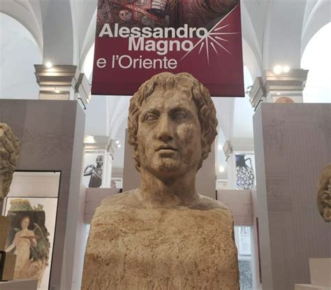 Versace in mostra al Mann, il Museo Archeologico Nazionale di 